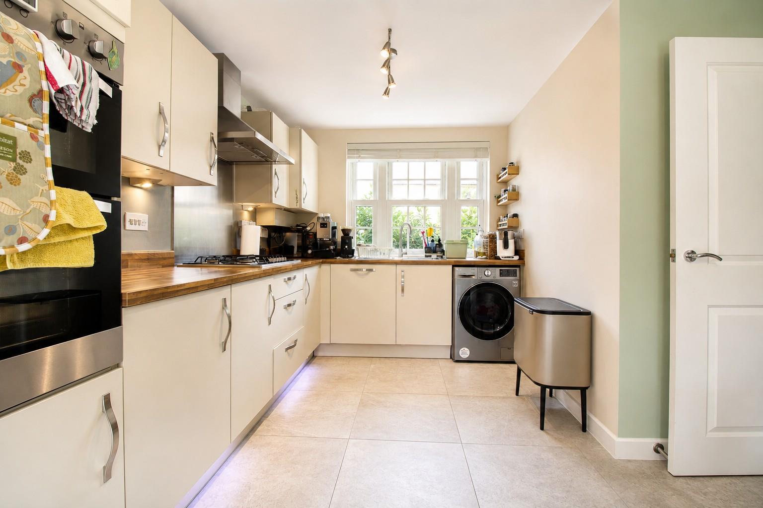 3 bed property in Greenkeepers Road, Bedford